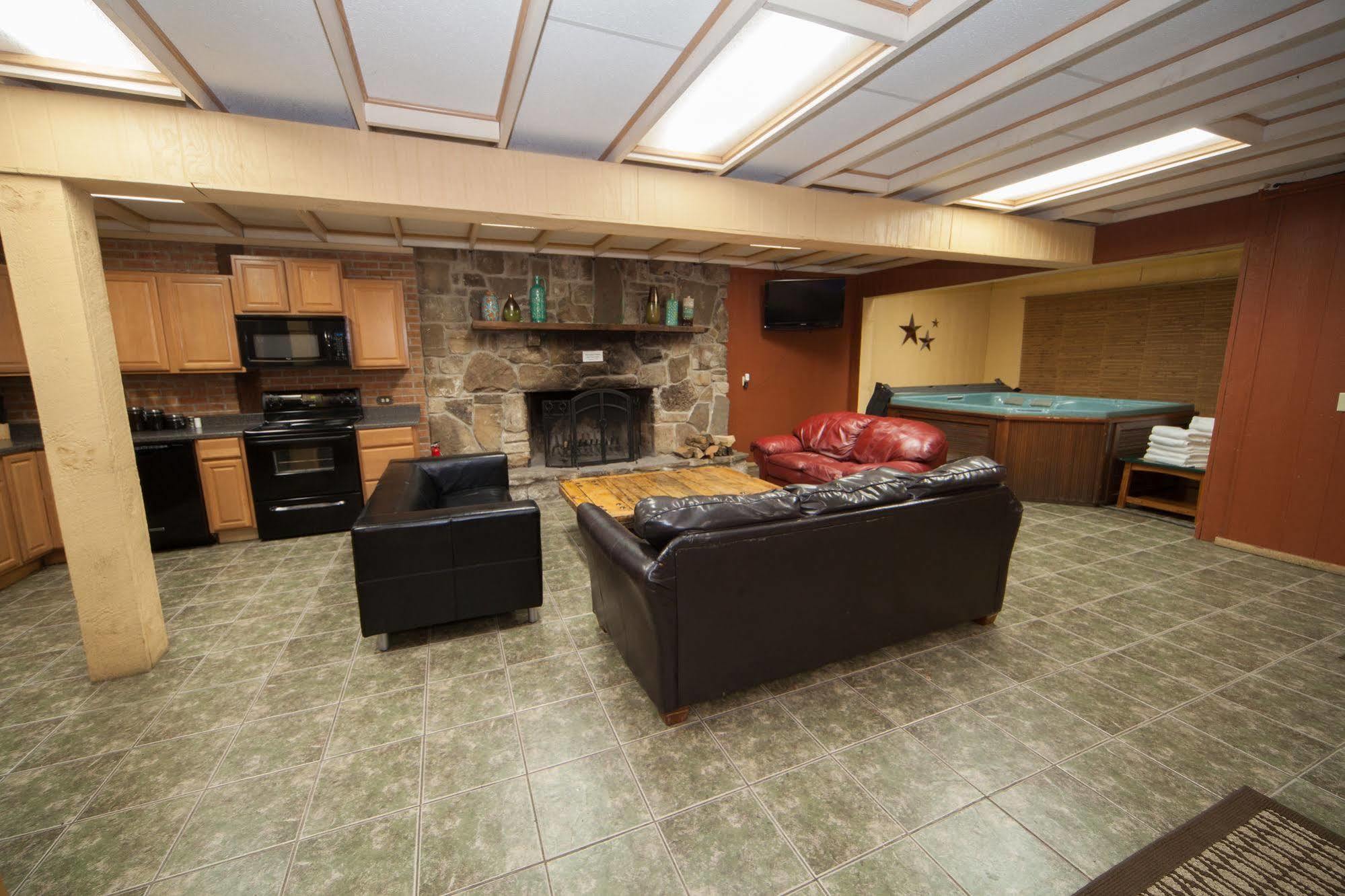 Log Cabin Lodge & Suites Jones Mills Εξωτερικό φωτογραφία