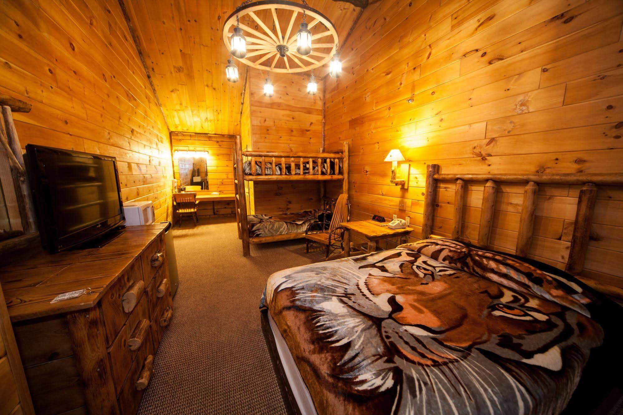 Log Cabin Lodge & Suites Jones Mills Εξωτερικό φωτογραφία