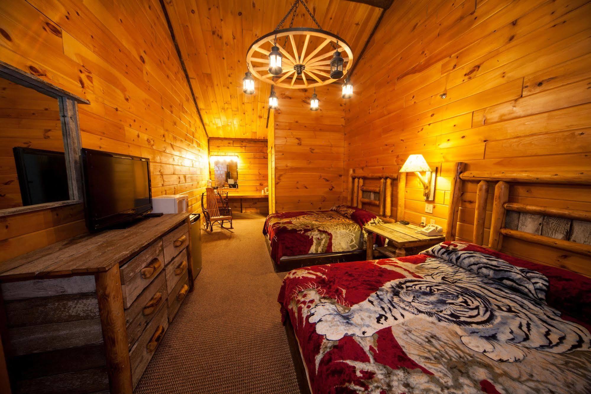 Log Cabin Lodge & Suites Jones Mills Εξωτερικό φωτογραφία