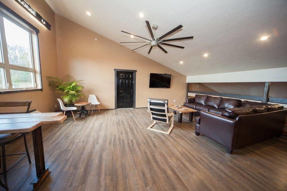 Log Cabin Lodge & Suites Jones Mills Εξωτερικό φωτογραφία