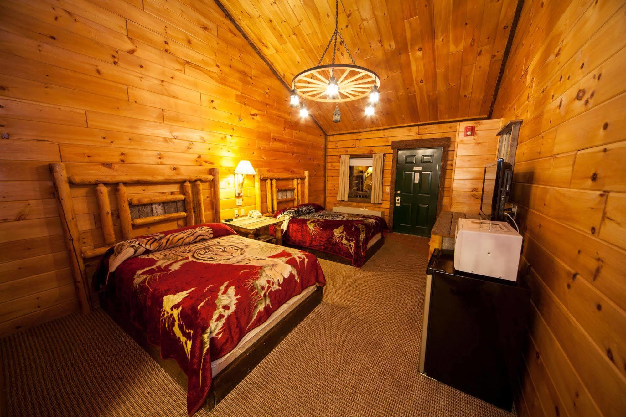 Log Cabin Lodge & Suites Jones Mills Εξωτερικό φωτογραφία